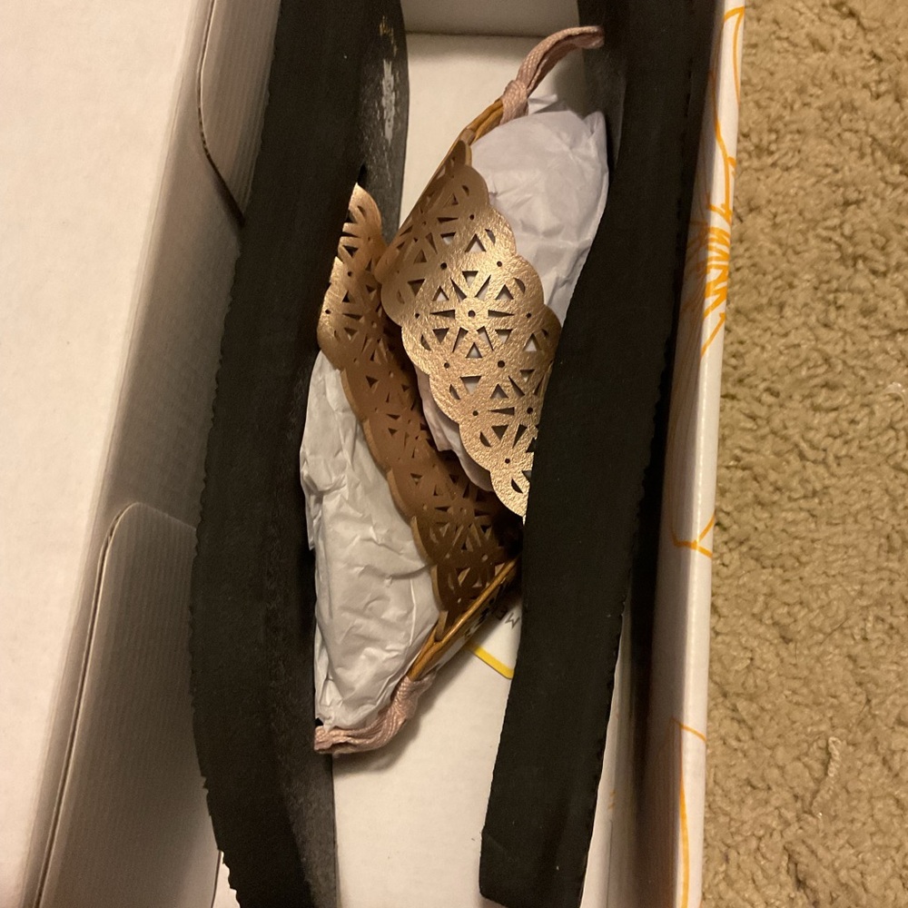 1 pair  rose gold yellow box flip flops. New